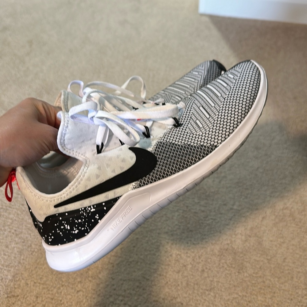 Nike Free ✔️ Womens 8.5. Great Condition! 🖤🤍💕